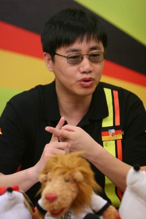 央视足球评论员陶伟遇害 网友悲痛:刺入我的眼睛